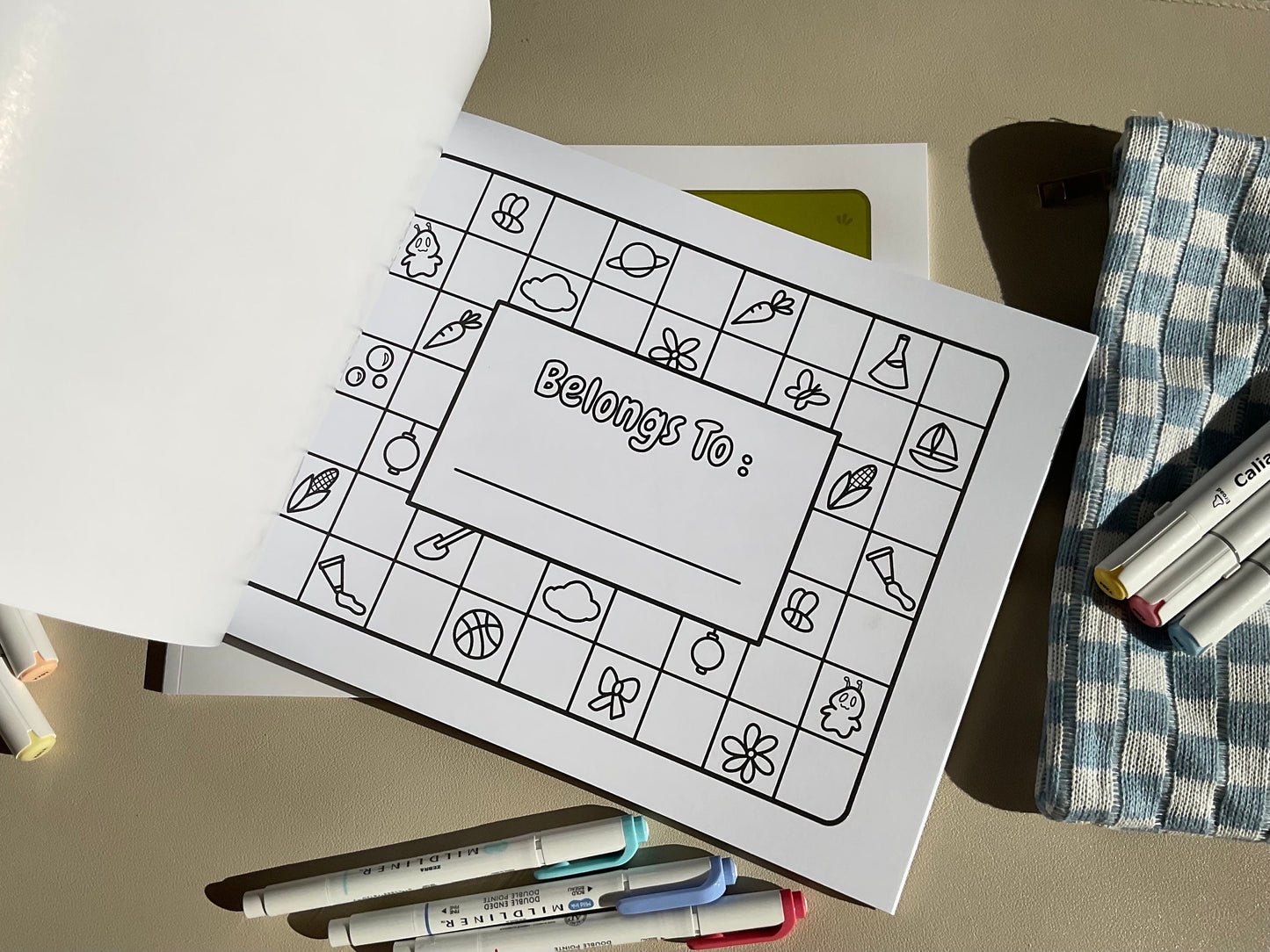 This coloring book features 20 illustrations printed on high quality paper, perfect for your coloring sessions!