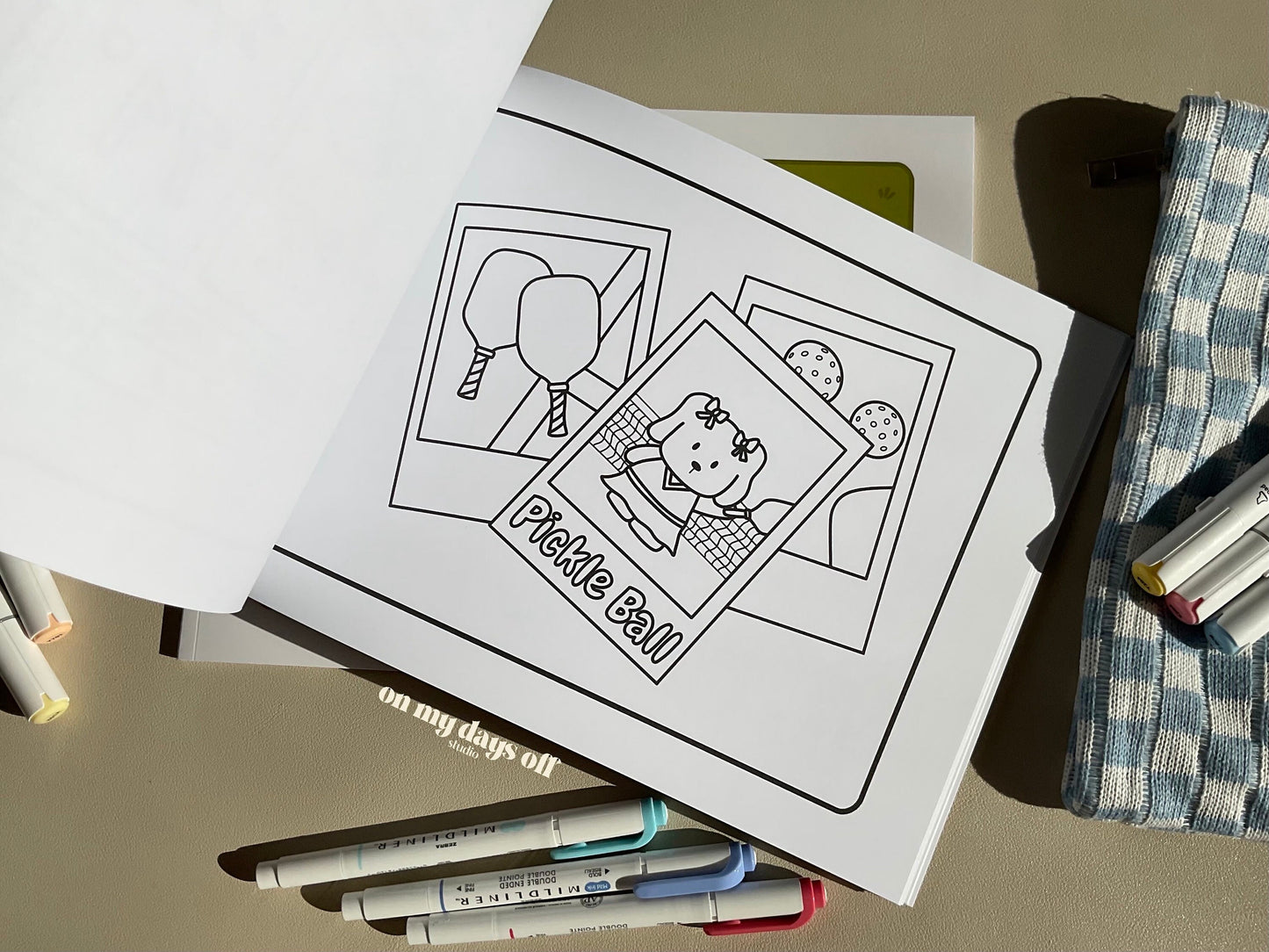 This coloring book features 20 illustrations printed on high quality paper, perfect for your coloring sessions!