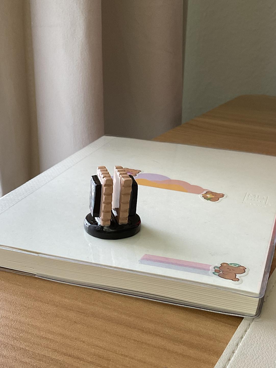 These mini pastry clay polaroid holders are handmade, painted with acrylic paint &amp; sealed with high quality resin. Perfect to holder your favorite memories in picture form on your desk &amp; doubles as decor.&nbsp;