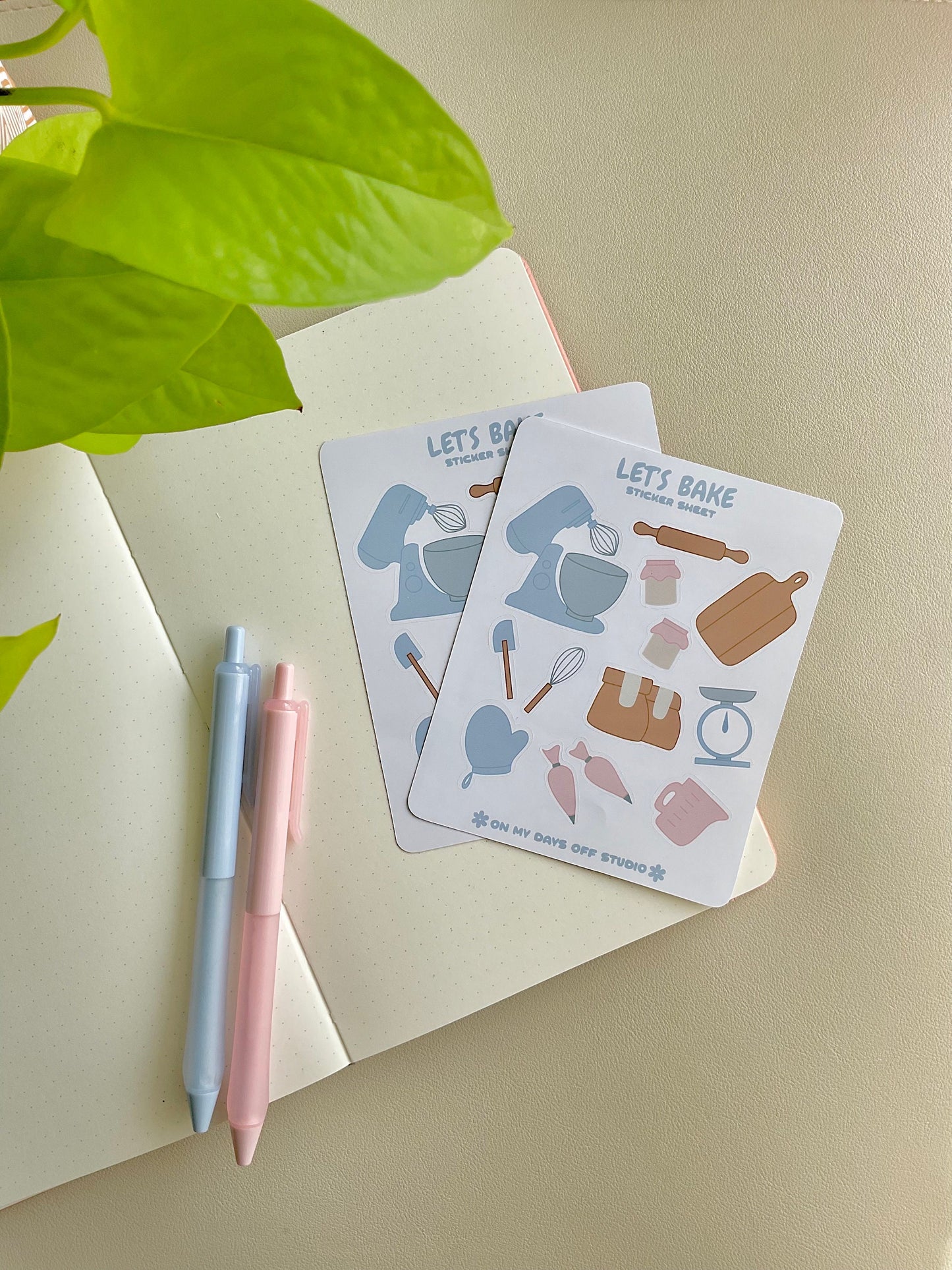 This stationery sticker sheet features a baking theme and has 13 colorful illustrations including a mixer, cutting board, flour, rolling pin and other baking tools. These glossy stickers are perfect for planners and bullet journals.&nbsp;