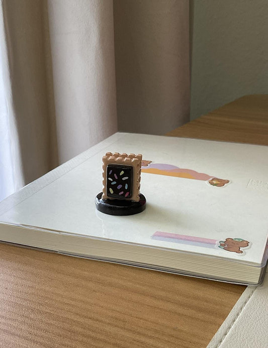 These mini pastry clay polaroid holders are handmade, painted with acrylic paint &amp; sealed with high quality resin. Perfect to holder your favorite memories in picture form on your desk &amp; doubles as decor.&nbsp;